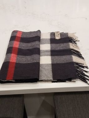 BURBERRY Classic Plaid Cashmere Scarf with Red Accent